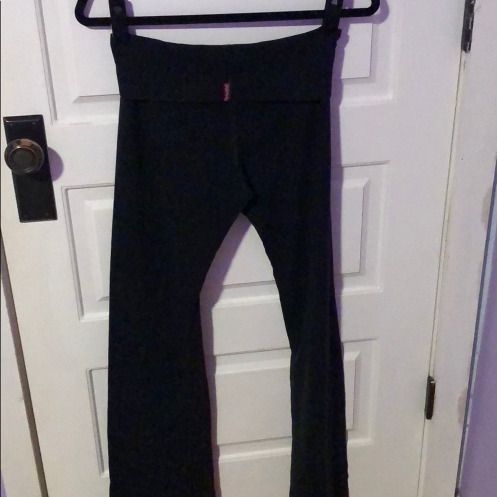 Black hard tail yoga pants